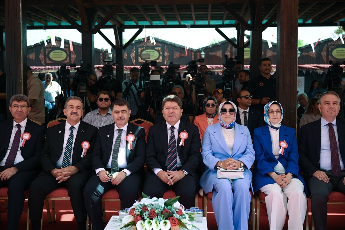 Adalet Bakanı Yılmaz Tunç (ortada), Başkent Millet Bahçesi'nde düzenlenen İşyurtları Ürün ve El...