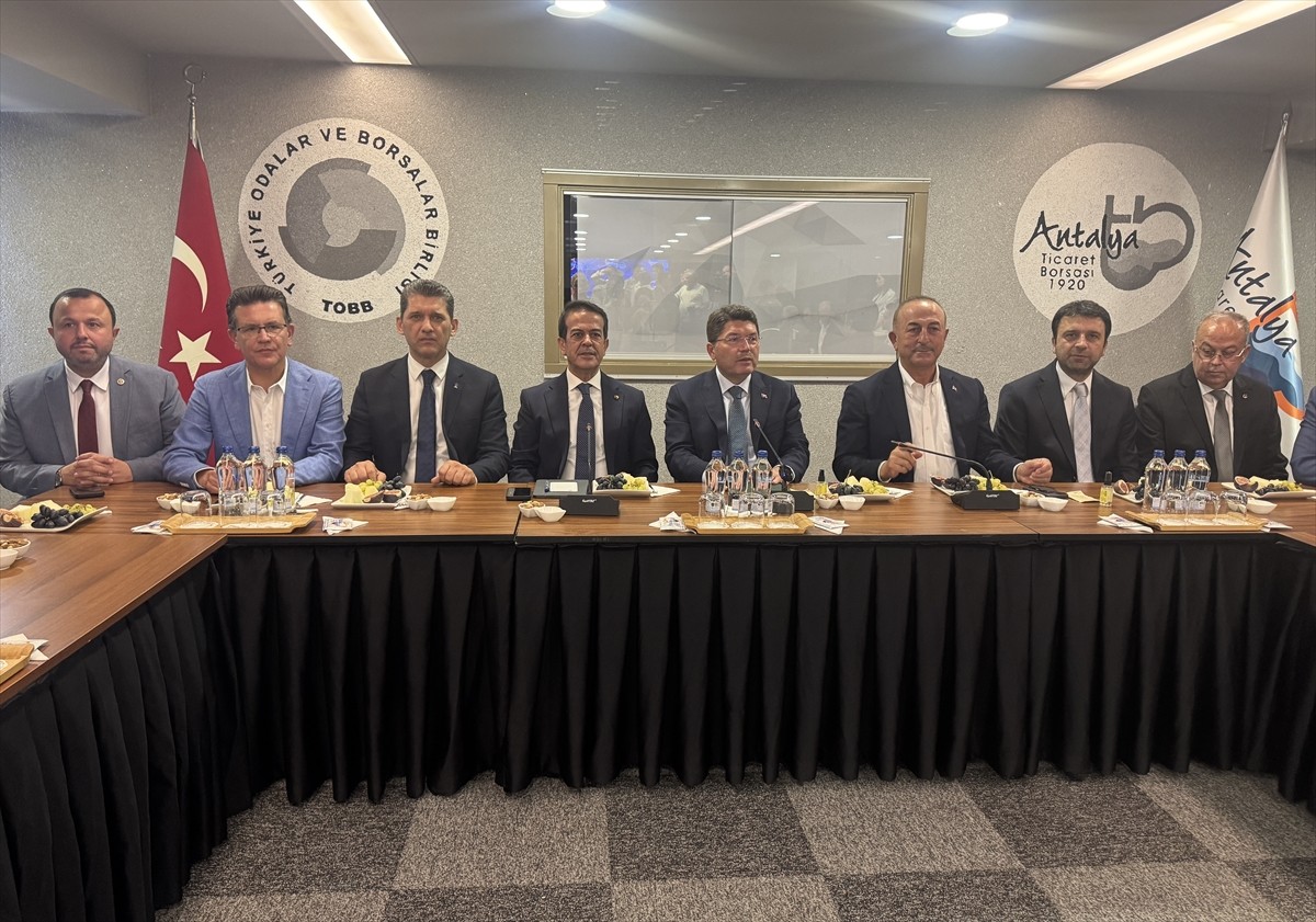 Adalet Bakanı Yılmaz Tunç (sağ 4), Antalya Ticaret Borsası Başkanı Ali Çandır (sol 4) ve yönetimi...