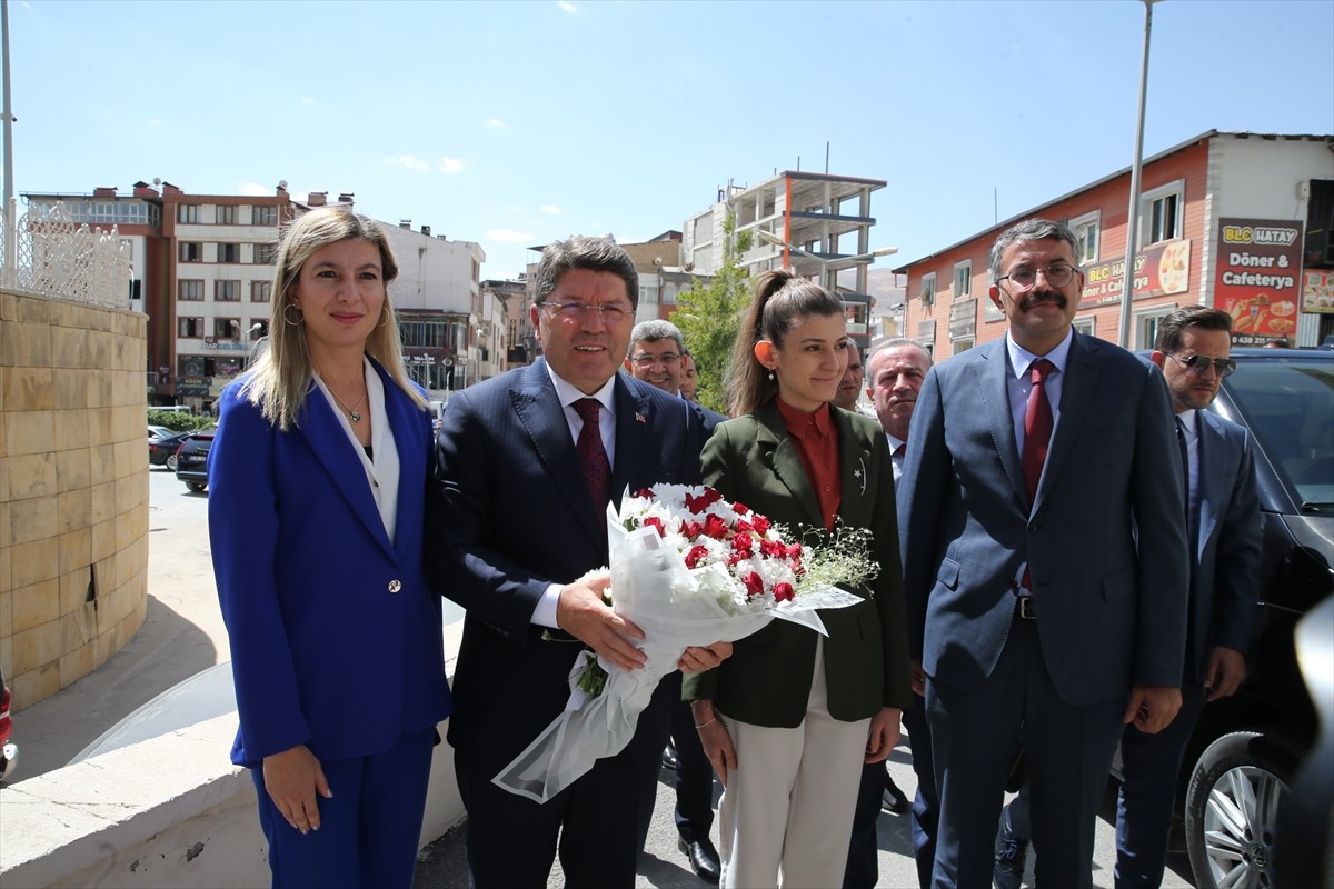 Adalet Bakanı Yılmaz Tunç, temaslarda bulunmak üzere  Hakkari'ye geldi. Valiliği ziyaret eden...