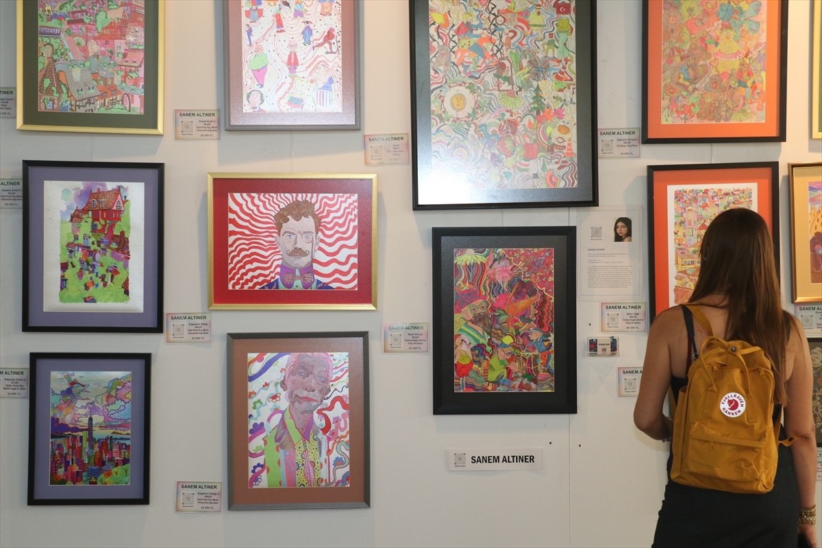 Adana'da Artconcept Adana Çağdaş Sanat Fuarı sanatseverlerle buluştu. Vali Yavuz Selim Köşger (sol...