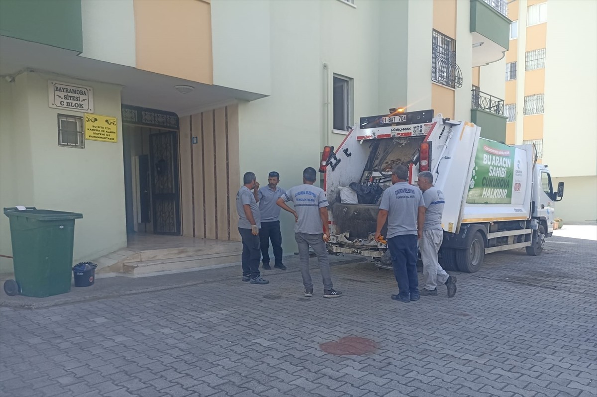 Adana'da belediye ekiplerince polis eşliğinde temizlik çalışması yapılan evden iki kamyon çöp...