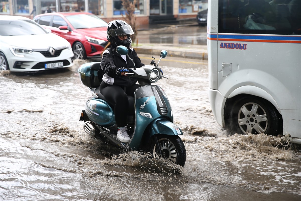 Adana'da etkili olan sağanak nedeniyle su birikintilerinin oluştuğu merkez Seyhan ilçesindeki bazı...