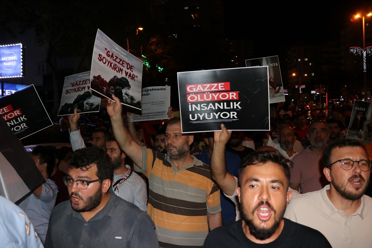Adana'da Filistin ile dayanışma ve İsrail'in Gazze'ye yönelik ablukasını kırmak amacıyla 44'ten...