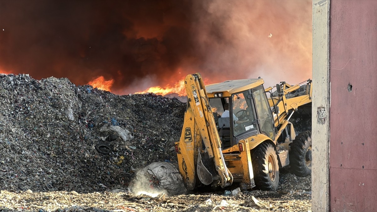 Adana'da, merkez Seyhan ilçesi Küçükdikili Mahallesi'ndeki geri dönüşüm fabrikasında çıkan yangına...