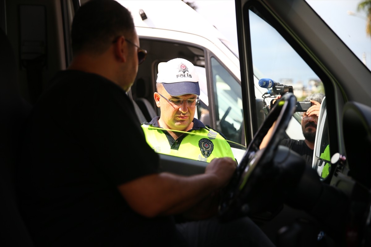 Adana'da trafik polisleri, yeni eğitim öğretim yılının başlaması nedeniyle öğrenci servislerinde...