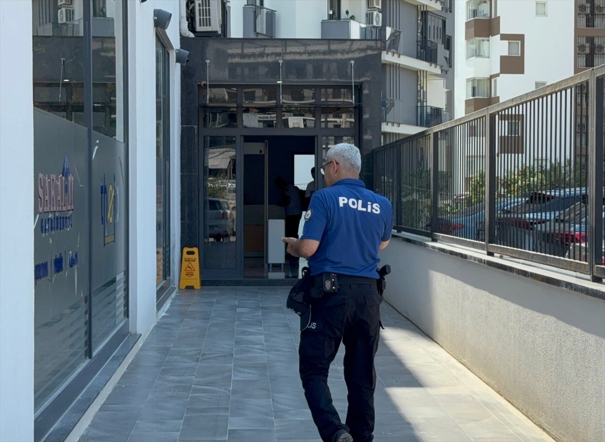 Adana'da Yüreğir Belediye Başkanı Ali Demirçalı'nın iş yerine girerek boş koltuğa tabancayla ateş...