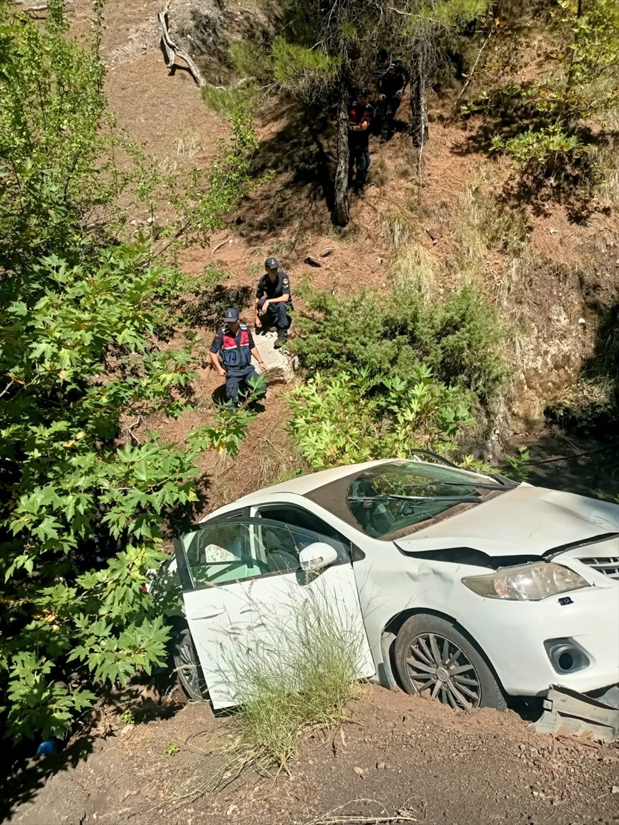 Adana'nın Aladağ ilçesinde otomobilin uçuruma yuvarlanması sonucu 2 kişi yaralandı.