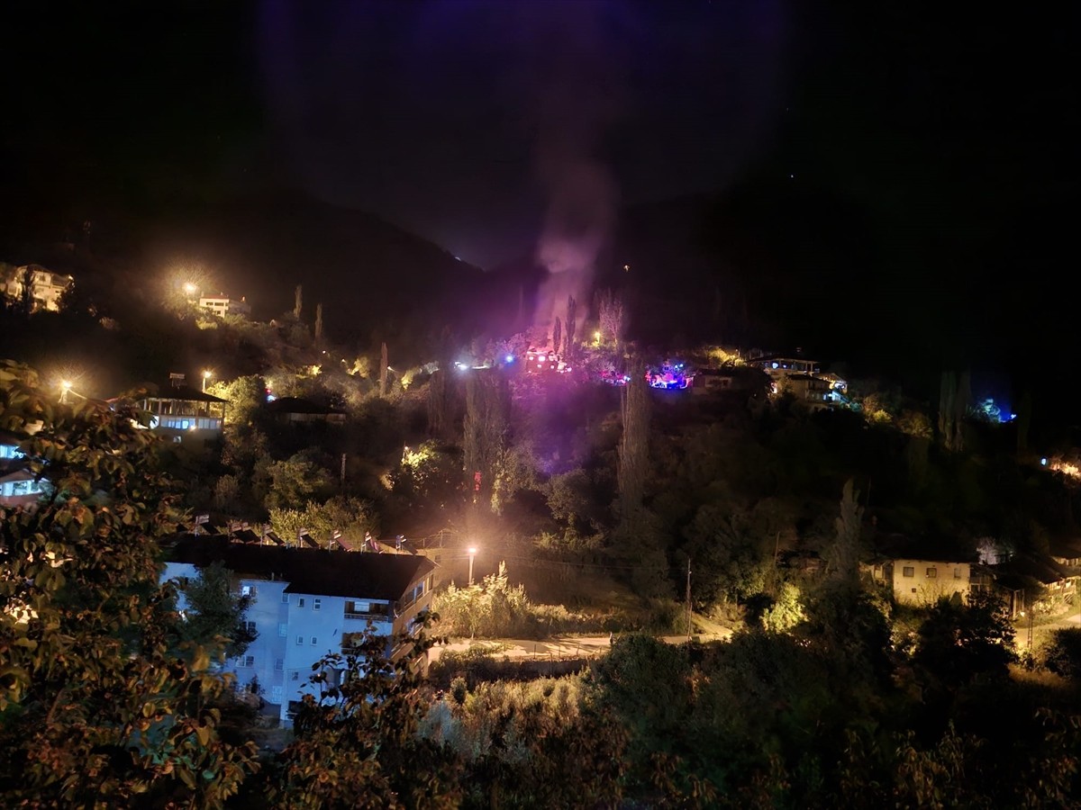 Adana'nın Feke ilçesinde evlerinde yangın çıkan anne ve oğlu yaralandı, ev kullanılamaz hale...