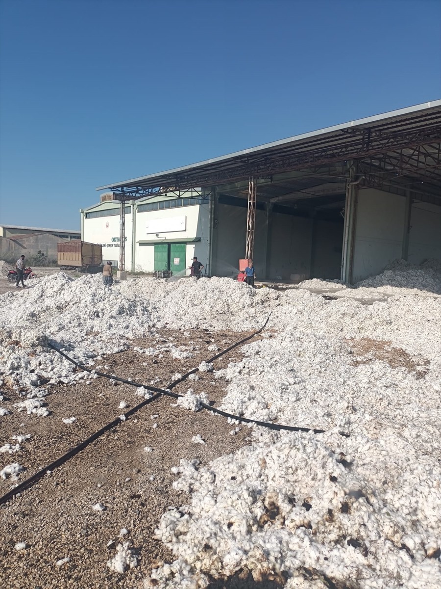 Adana'nın Karataş ilçesinde bir çırçır fabrikasının deposunda çıkan yangına itfaiye ekipleri...