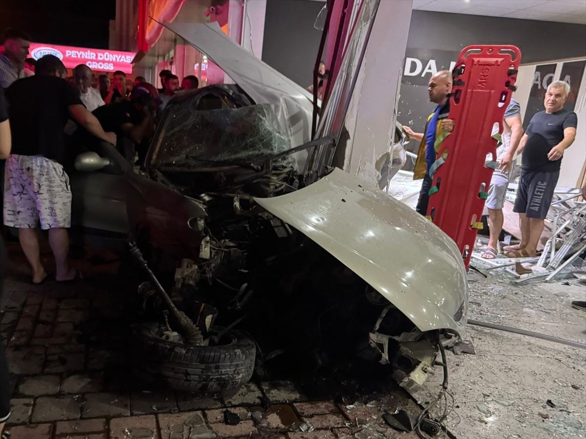 Adana'nın Kozan ilçesinde otomobilin mobilya mağazasına girmesi sonucu 1 kişi yaralandı.