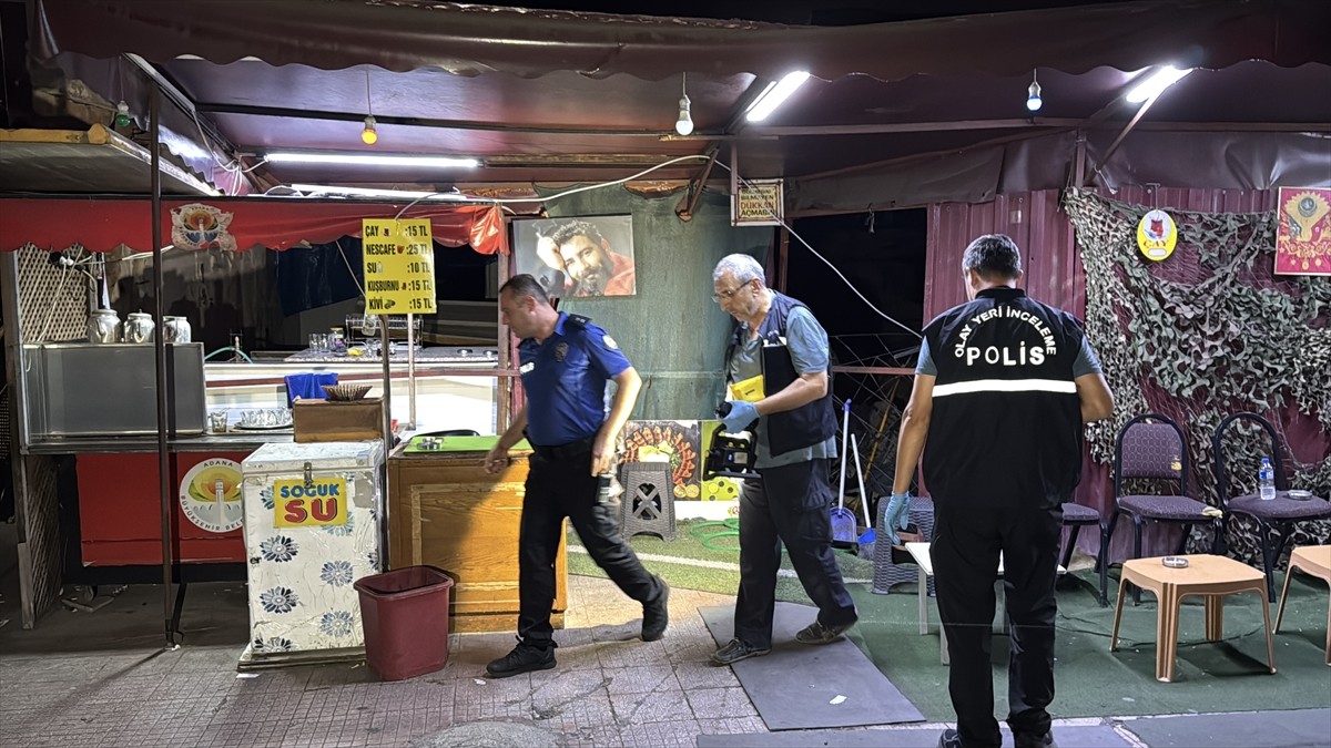 Adana'nın merkez Seyhan ilçesinde çay ocağına düzenlenen silahlı saldırı sonucu 2 kişi yaralandı....