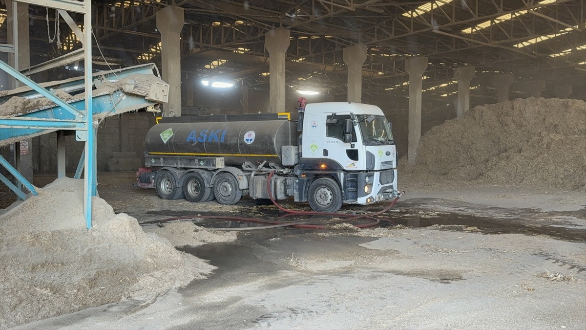 Adana'nın merkez Yüreğir ilçesinde biyokütle enerji tesisinde çıkan yangın, ekiplerin...