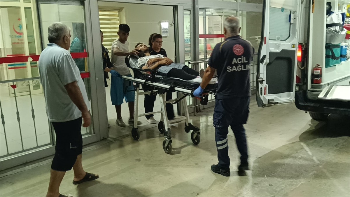 Adana'nın Saimbeyli ilçesinde halı saha maçında çıkan taşlı ve sopalı kavgada 1'i ağır 2 kişi...