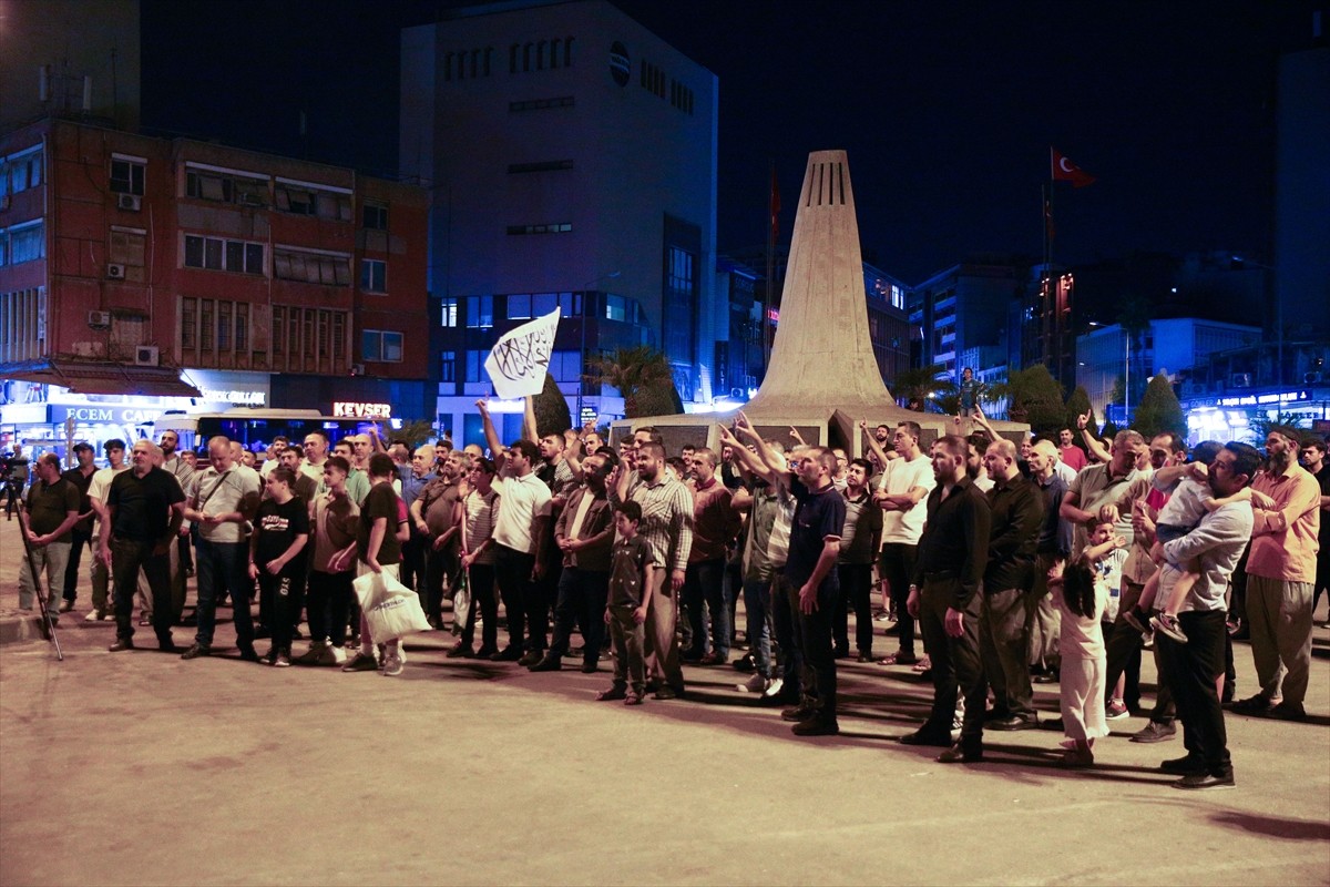 Adana Sivil İnisiyatif Meclisi (ASİM) öncülüğünde, Adana 5 Ocak Meydanı'nda bir araya gelen...