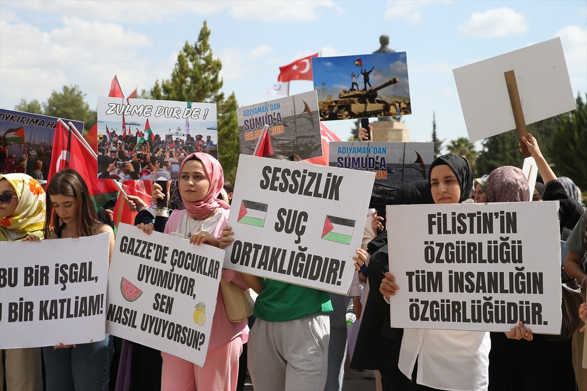 Adıyaman Üniversitesi öğrencileri ve akademisyenler, İsrail'in Gazze'ye yönelik saldırılarını...