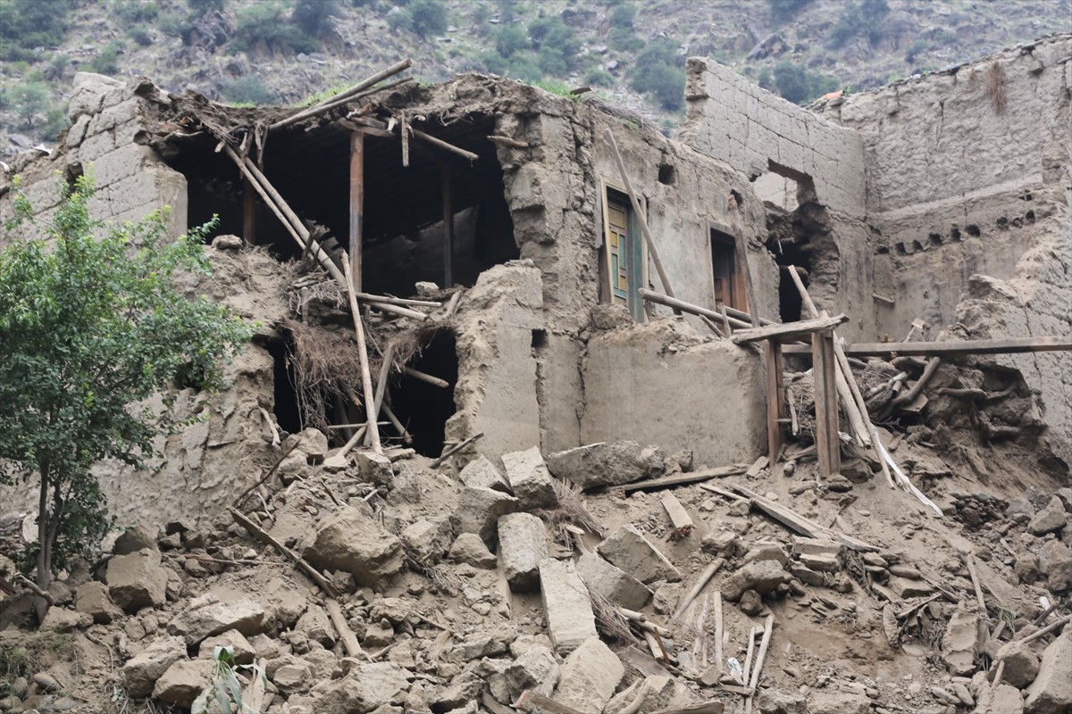 Afganistan'ın doğusundaki Kunar vilayetinde meydana gelen 6 büyüklüğündeki depremde 800'den fazla...