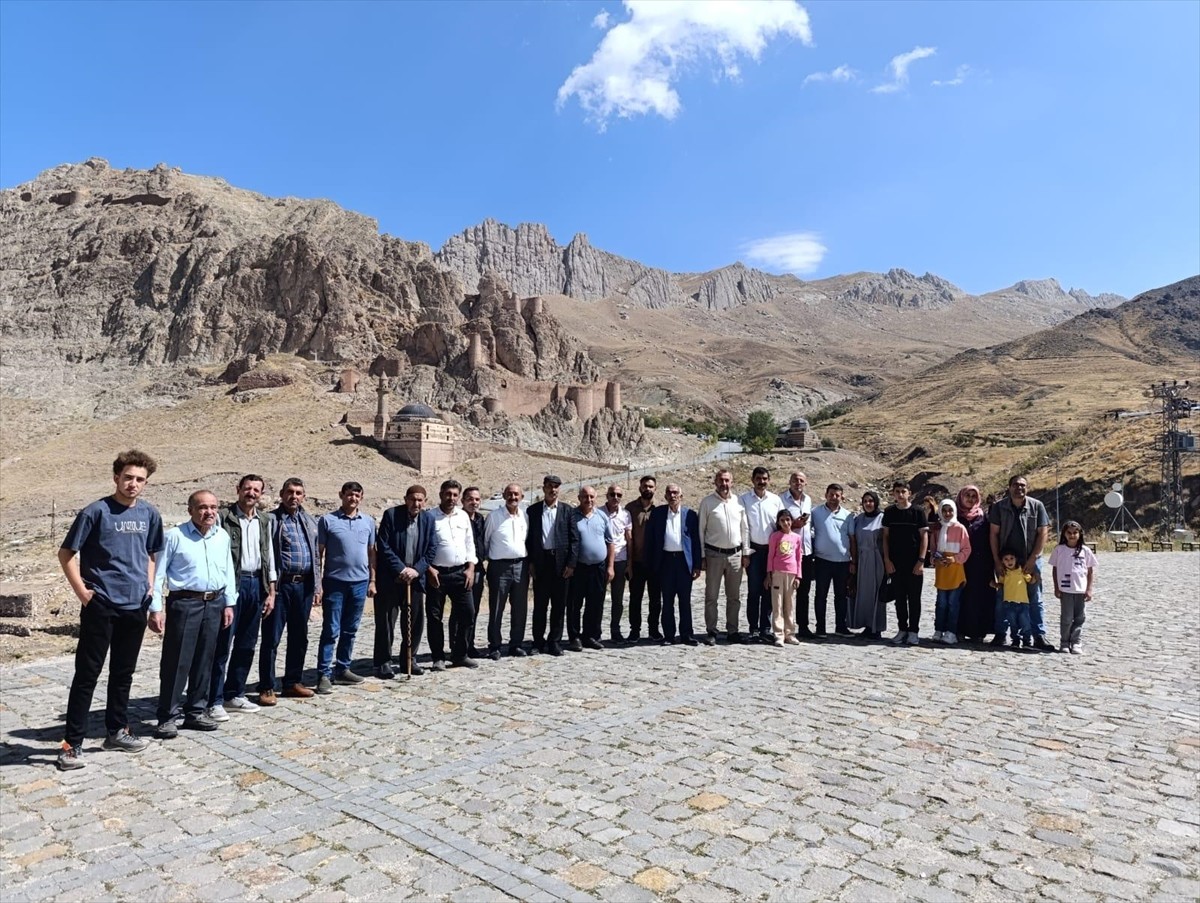 Ağrı'nın Tutak ilçesinde yaşayan şehit yakınları ve gaziler, İshak Paşa Sarayı ve Ahmed-i Hani...