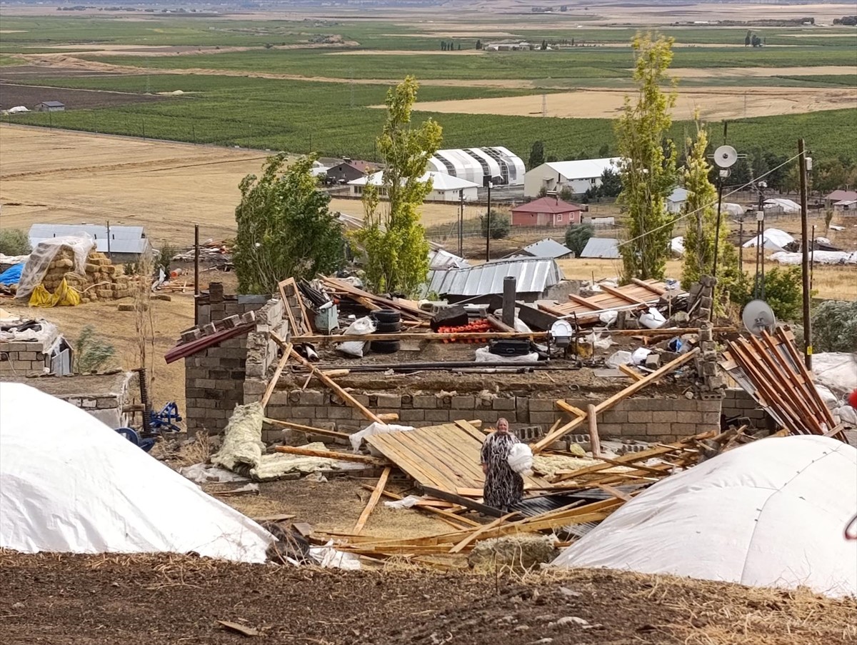 Ağrı il merkezine bağlı Tezeren köyünde, fırtına nedeniyle 44 ev ve 30 ahırın çatısında hasar...