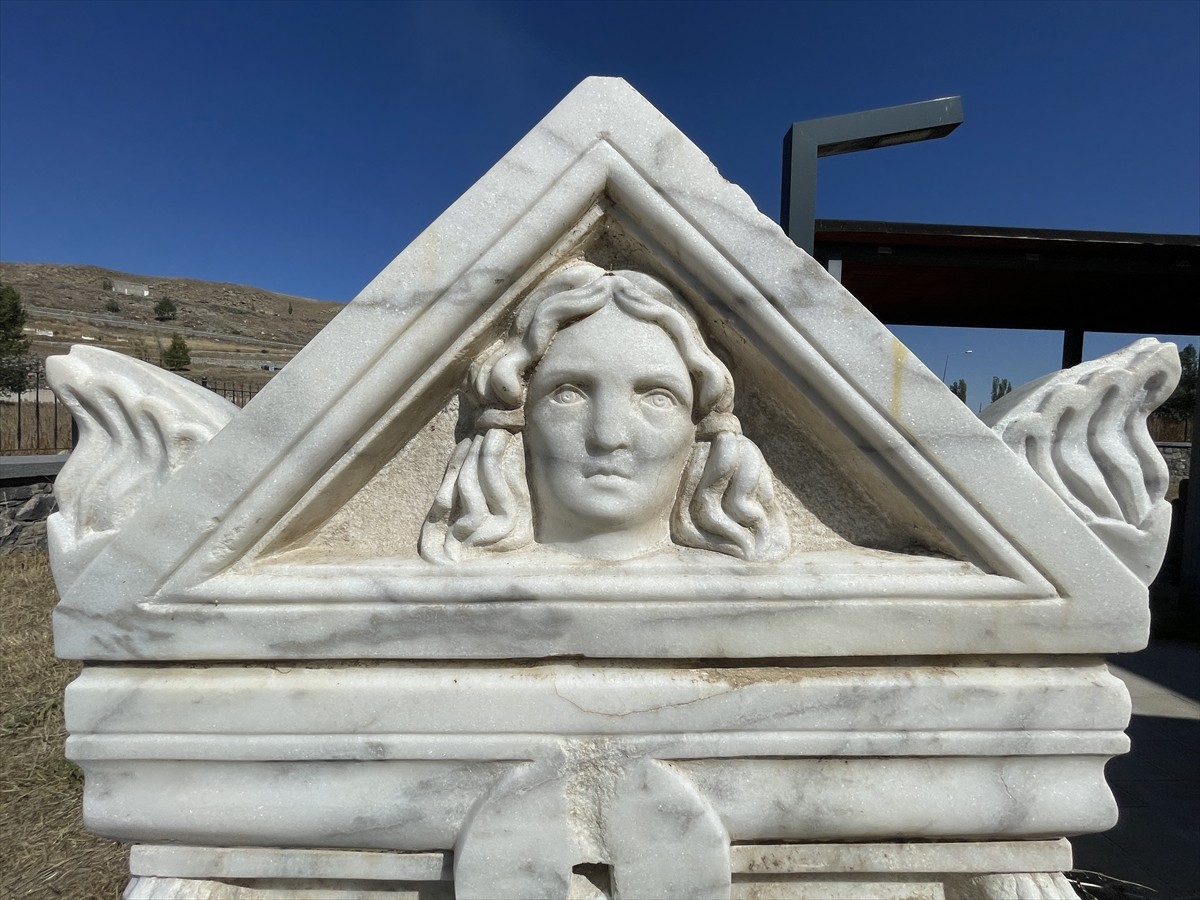 Ağrı’nın Patnos ilçesinde ele geçirilen 2 lahitin Kars Arkeoloji ve Etnografya Müzesi’nde sahte...