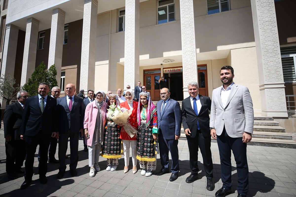 Aile ve Sosyal Hizmetler Bakanı Mahinur Özdemir Göktaş, Balıkesir Valiliğini ziyaret etti. Bakan...