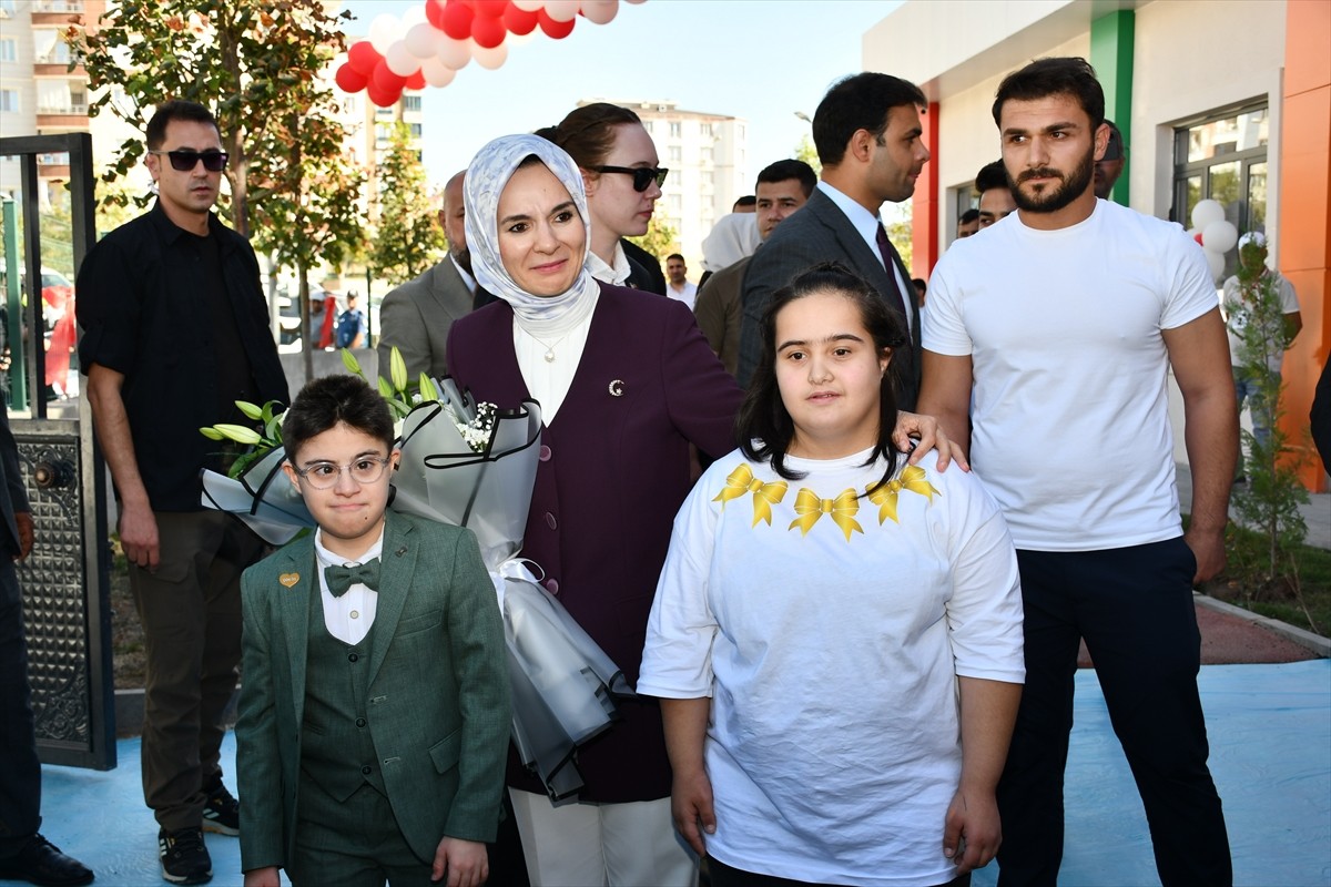 Aile ve Sosyal Hizmetler Bakanı Mahinur Özdemir Göktaş, Çamlıtepe Mahallesi'nde yapımı tamamlanan...