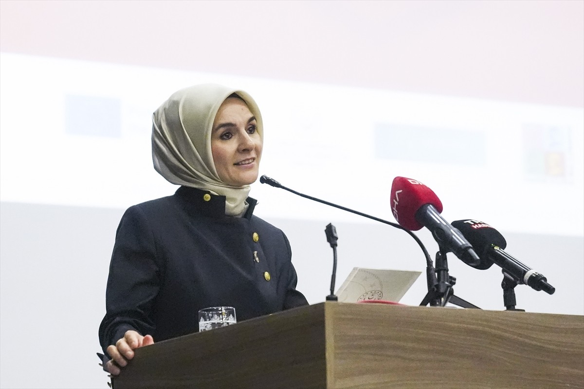 Aile ve Sosyal Hizmetler Bakanı Mahinur Özdemir Göktaş, Kadıköy Kız Anadolu İmam Hatip Lisesi'nde...