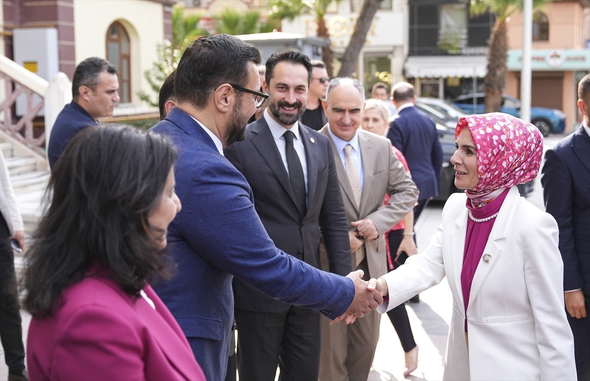 Aile ve Sosyal Hizmetler Bakanı Mahinur Özdemir Göktaş, Manisa Valiliğini ziyaret etti. Bakan...