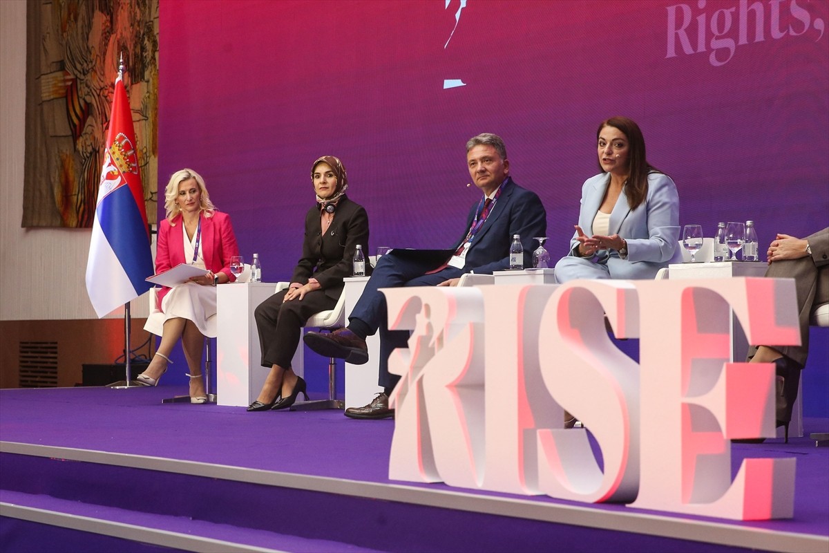 Aile ve Sosyal Hizmetler Bakanı Mahinur Özdemir Göktaş (sol 2), Belgrad Kadın Konferansı...