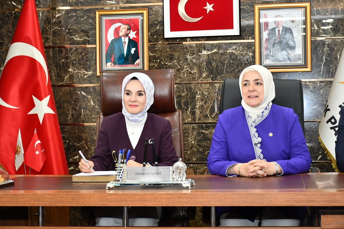 Aile ve Sosyal Hizmetler Bakanı Mahinur Özdemir Göktaş, (solda) çeşitli temaslarda bulunmak üzere...