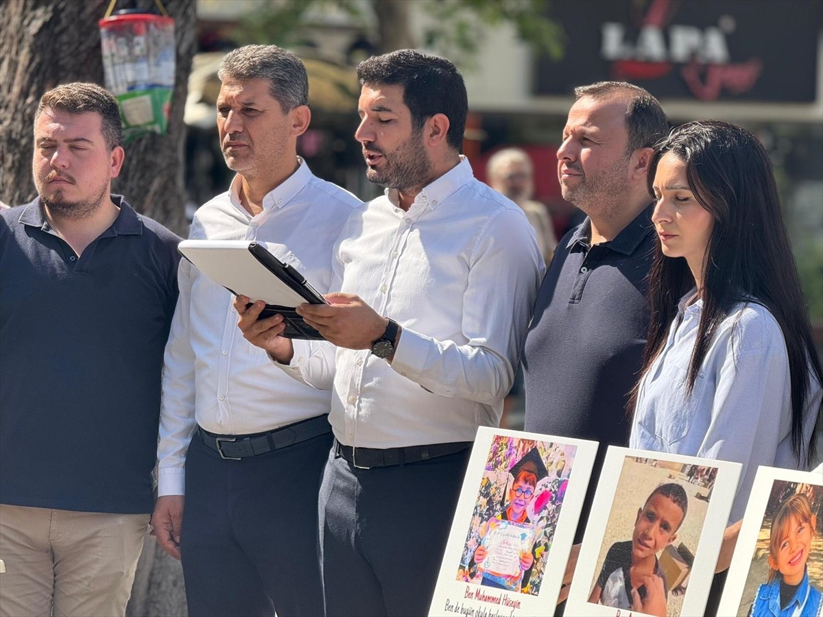 AK Parti Antalya İl Gençlik Kolları Başkanlığınca, İsrail'in saldırıları altındaki Gazze'de okula...