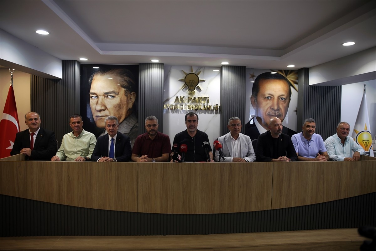 AK Parti Aydın İl Başkanı Mehmet Erdem, ertelenen Büyükşehir Meclis toplantısına ilişkin, "CHP...