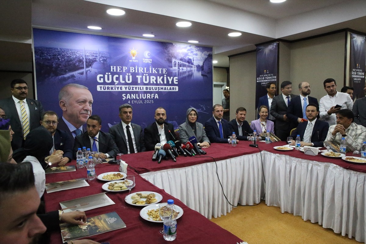 AK Parti Genel Başkan Yardımcısı Faruk Acar (ortada), Türkiye Yüzyılı Buluşmaları kapsamında...