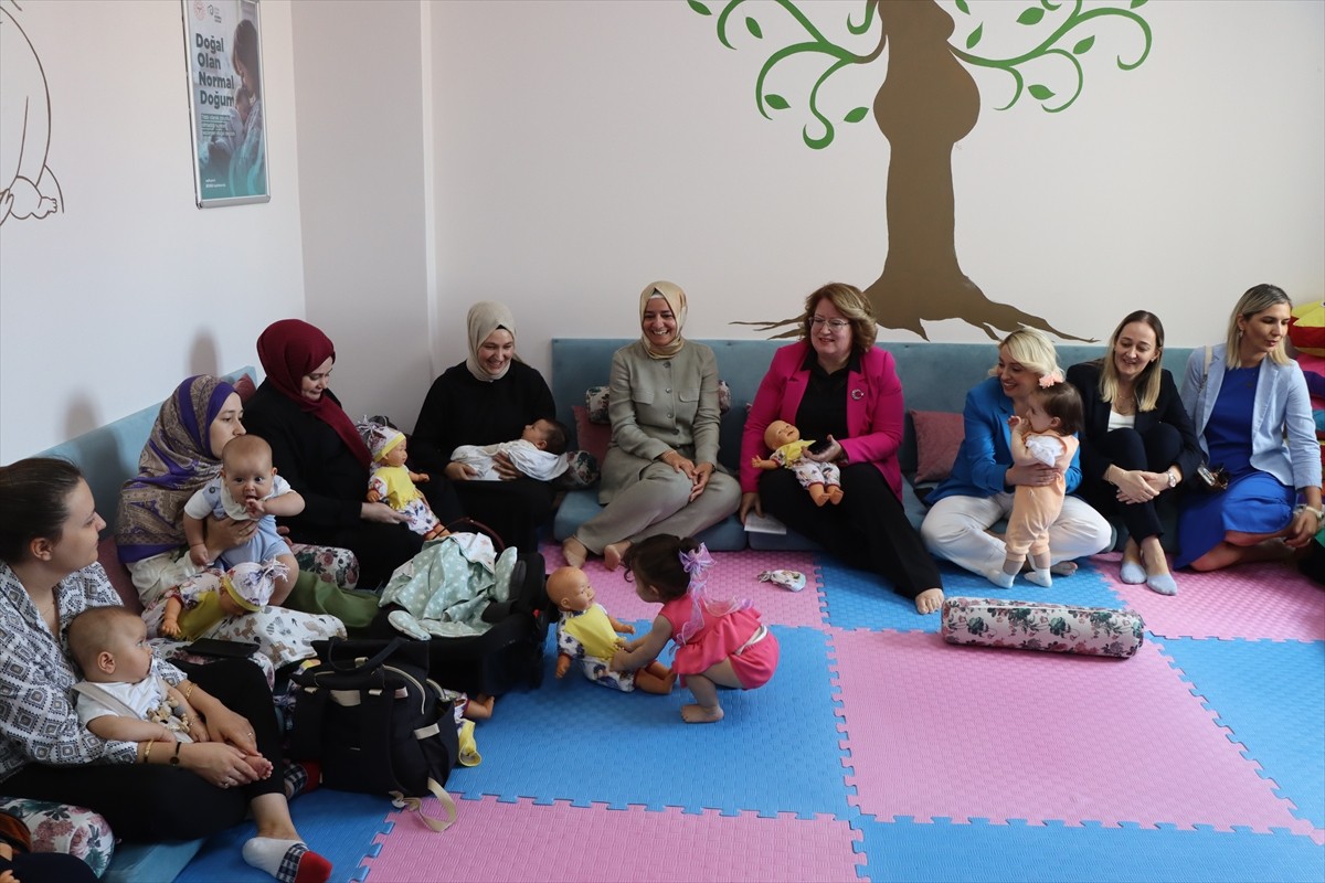 AK Parti Genel Başkan Yardımcısı Fatma Betül Sayan Kaya (ortada), Kırklareli Sağlıklı Hayat...