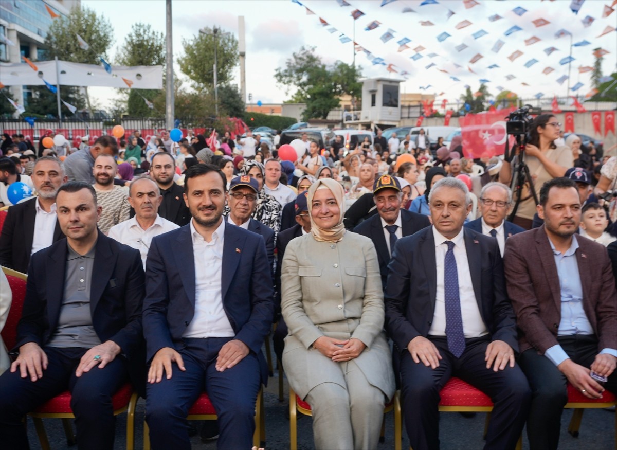 AK Parti Genel Başkan Yardımcısı Fatma Betül Sayan Kaya (ortada) ve AK Parti İstanbul İl Başkanı...