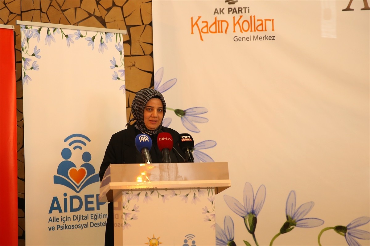 AK Parti Genel Merkez Kadın Kolları Başkanlığınca Erzurum'da "Aile İçin Dijital Eğitim ve...