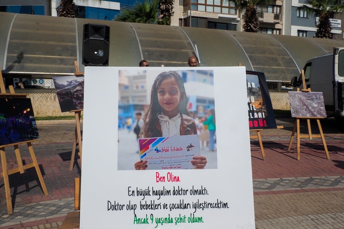 AK Parti İzmir İl Gençlik Kolları Başkanlığı, Gazze'de İsrail'in saldırıları nedeniyle okula...