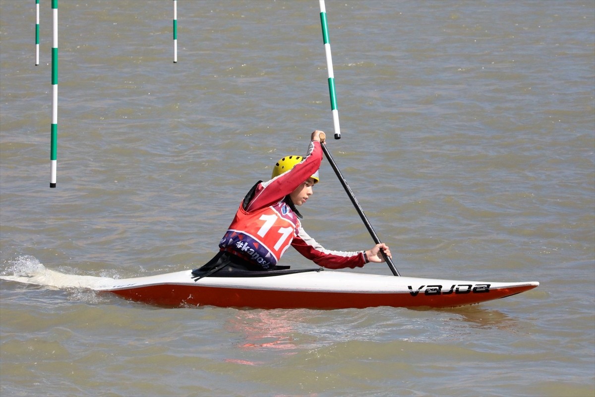 Akarsu Kano Slalom Türkiye Kupası yarışları, Erzincan'ın Kemah ilçesinde başladı. 