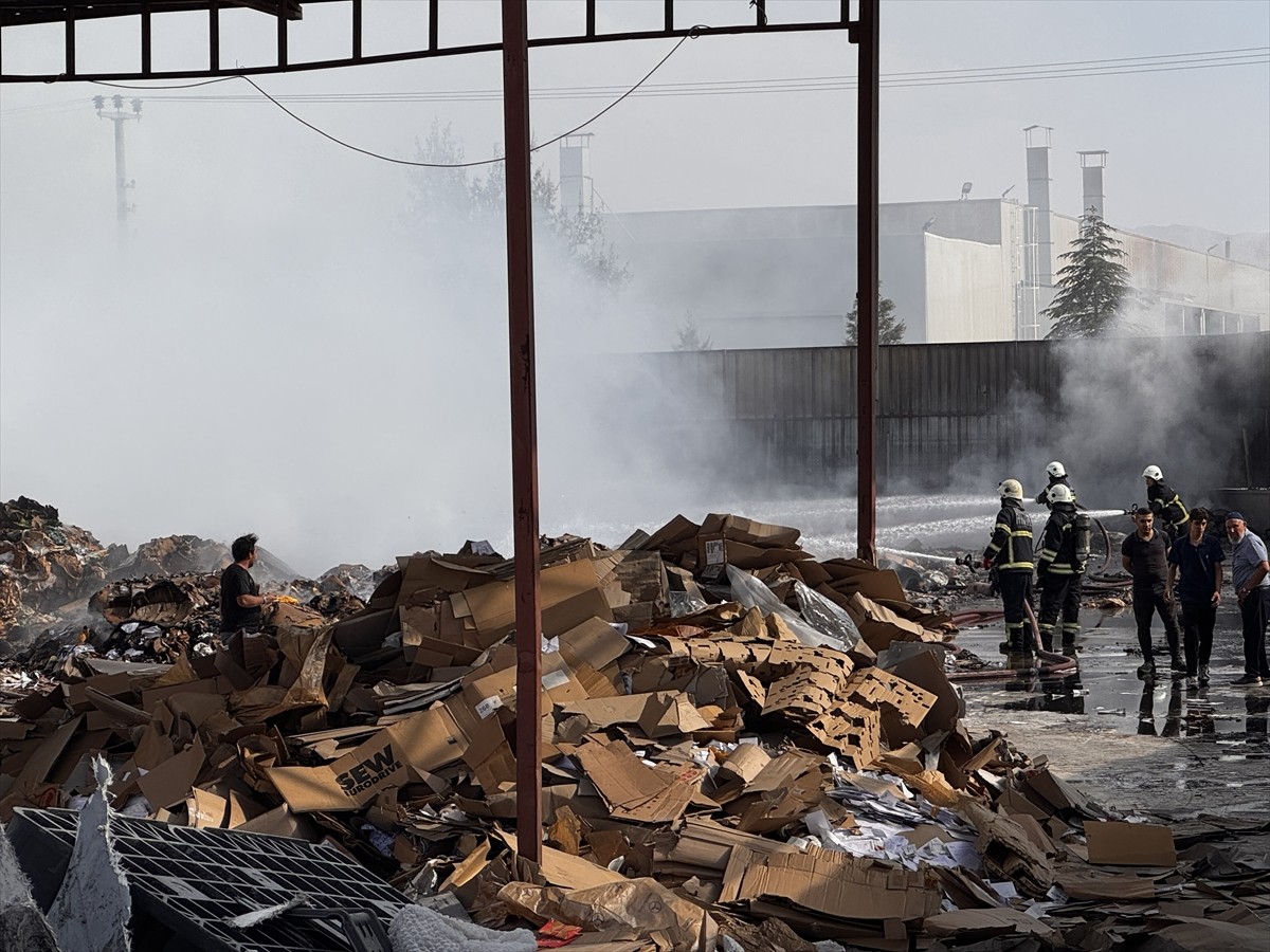 Aksaray'da geri dönüşüm fabrikasında çıkan yangın, itfaiye ekiplerinin müdahalesiyle söndürüldü....