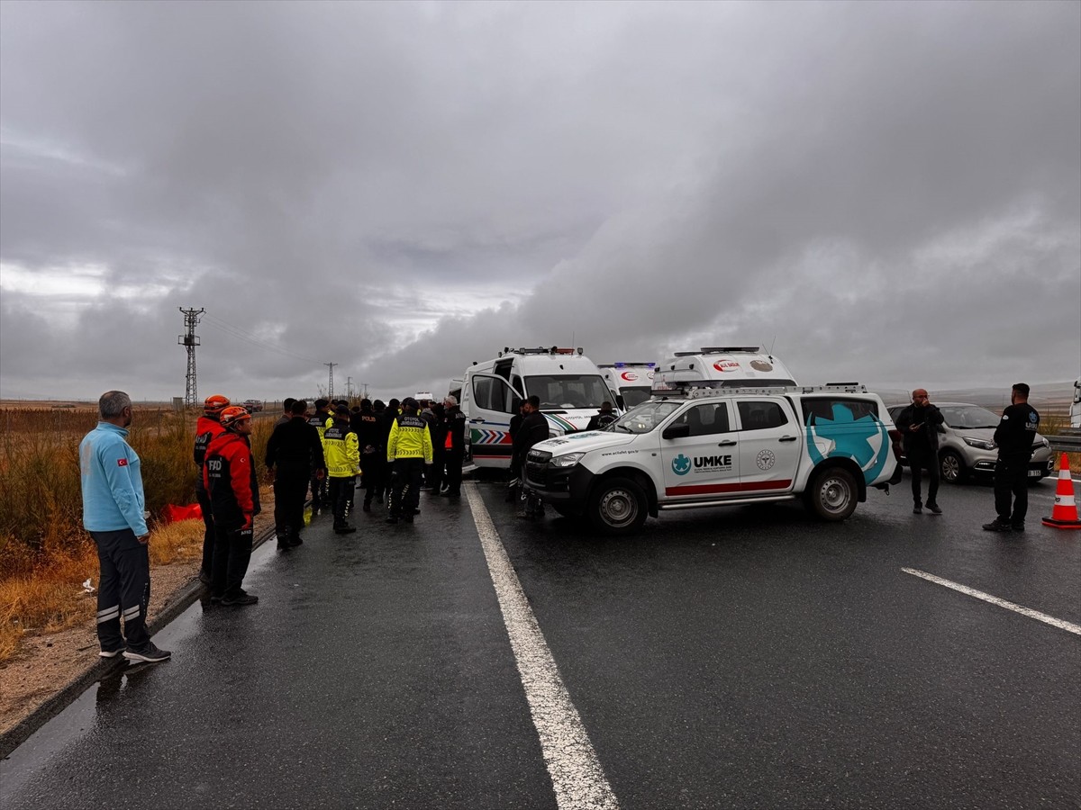 Aksaray'da meydana gelen trafik kazasında 2 askeri personel şehit oldu, 1 kişi hayatını...