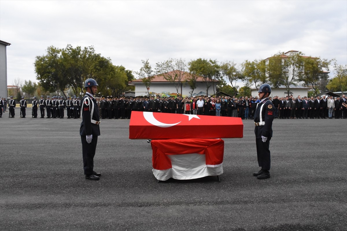 Aksaray'da meydana gelen trafik kazasında şehit olan Jandarma Astsubay Çavuş Kemal Özgür ve...