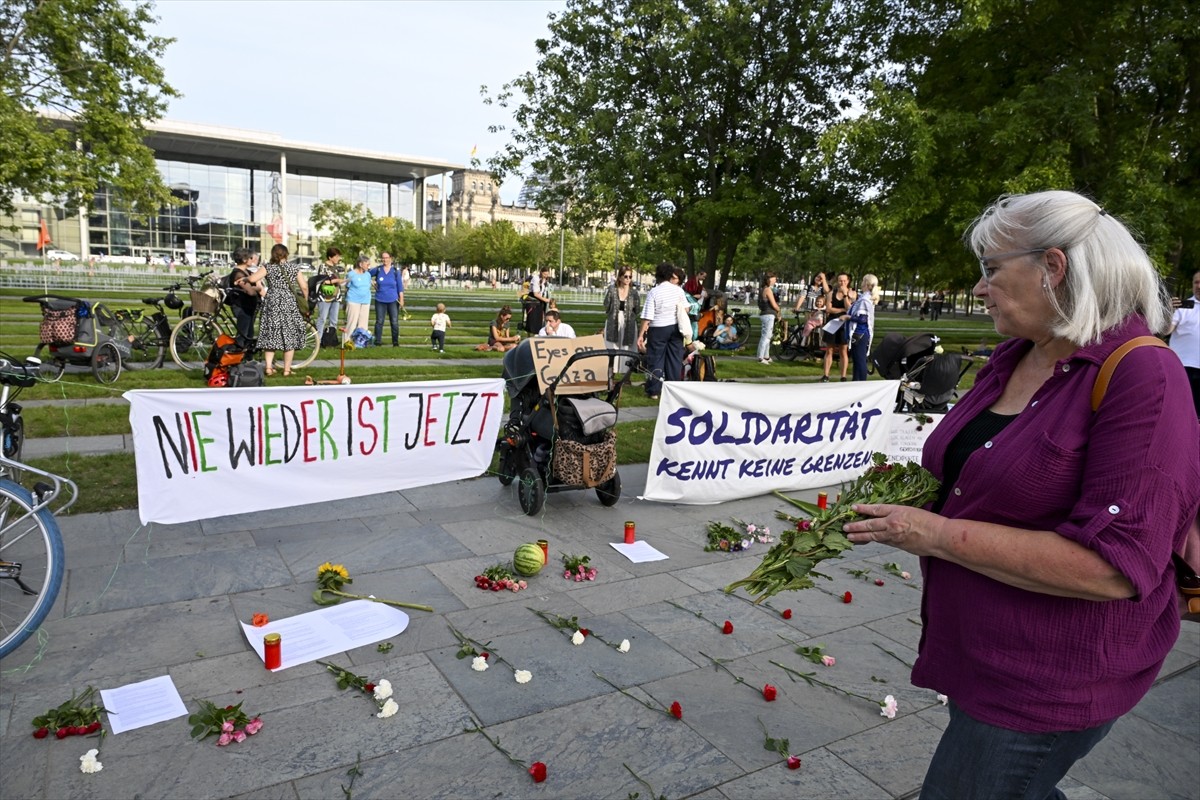 Almanya'da kendilerini "Mütter und mehr gegen Merz (Anneler Merz'e karşı)" olarak adlandıran...