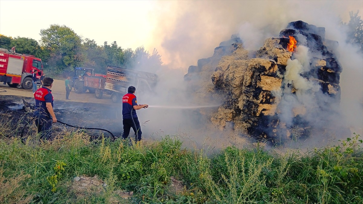 Amasya'nın Taşova ilçesinde çıkan yangında bin balya saman ve bir araç kullanılamaz hale...