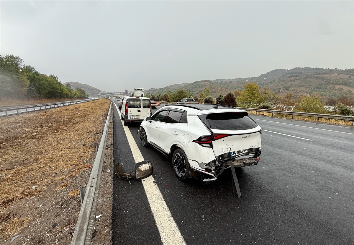 Anadolu Otoyolu Düzce geçişinde meydana gelen 3'ü zincirleme 5 kazada, 2 kişi öldü, 15 kişi...