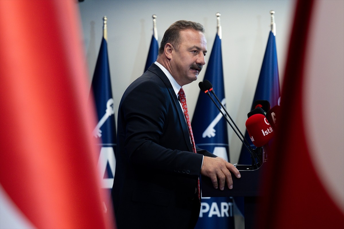 Anahtar Parti Genel Başkanı Yavuz Ağıralioğlu, partisinin genel merkezinde düzenlediği basın...