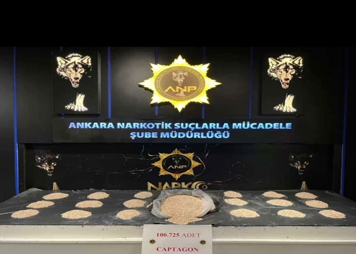 Ankara'nın Kahramankazan ilçesinde 100 bin 725 sentetik uyuşturucu hap ele geçirilen otomobilin...