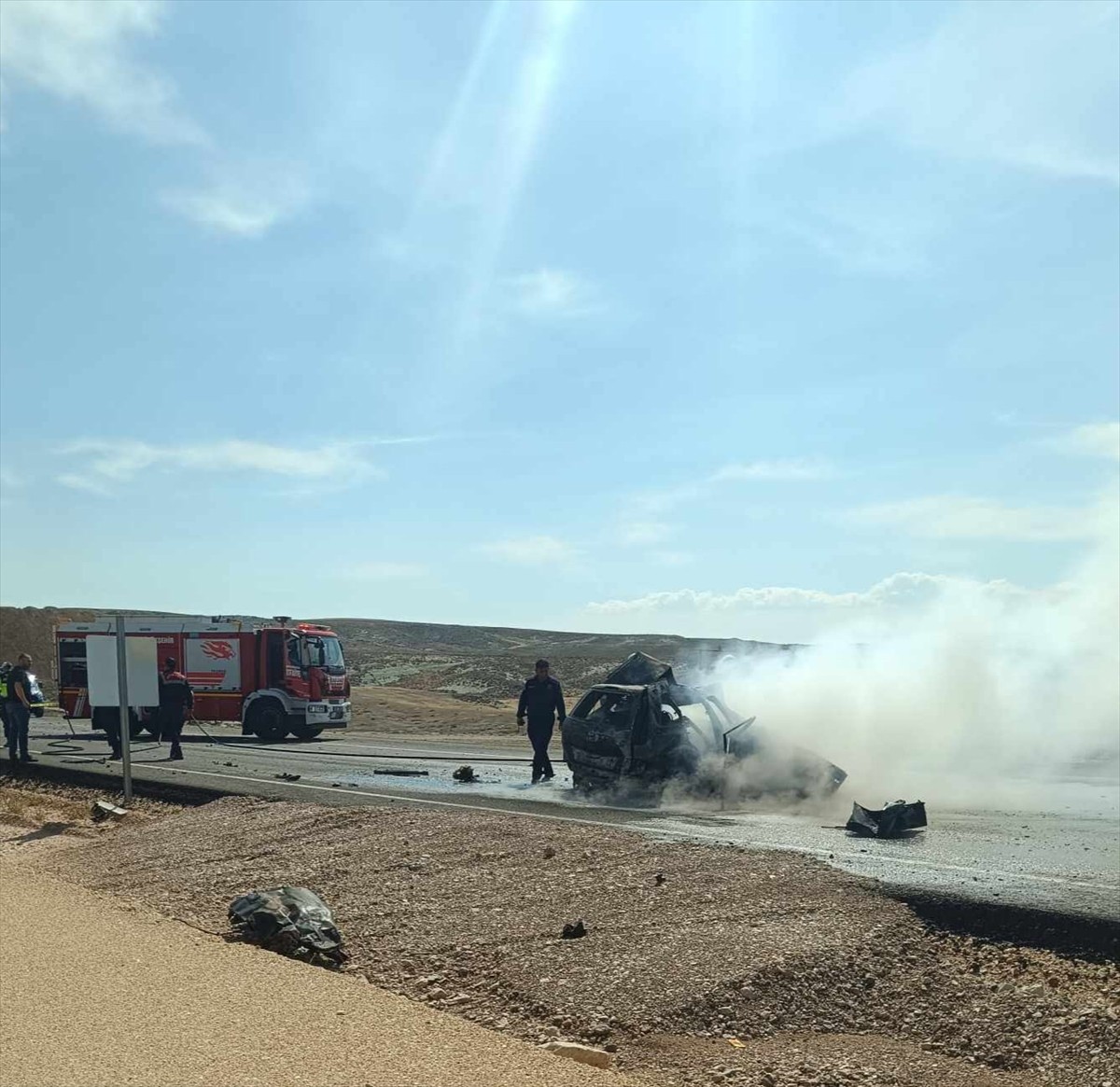 Ankara'nın Nallıhan ilçesinde tırla çarpıştıktan sonra alev alan otomobilin sürücüsü hayatını...