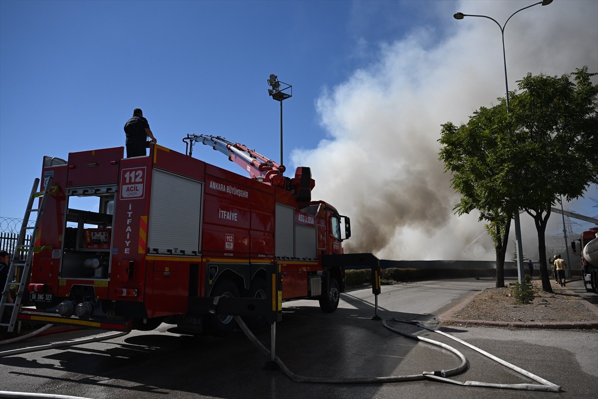 Ankara'nın Sincan ilçesinde depolama tesisindeki çöplük alanda çıkan yangın, itfaiye ekiplerinin...