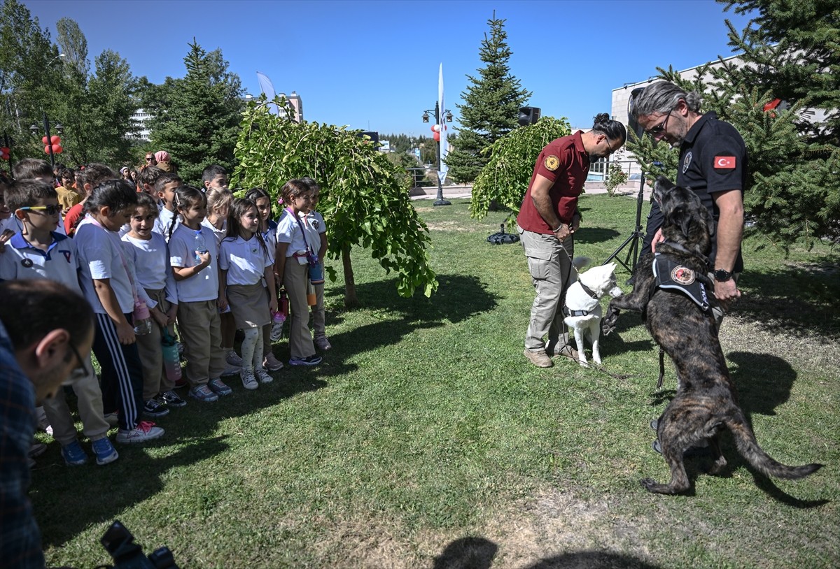 Ankara Kültür Yolu Festivali kapsamında çocuklara özel etkinlik düzenlendi. Polis Müzesi'nde...