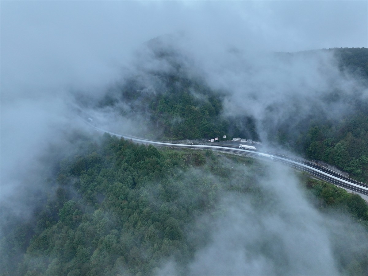Ankara ve İstanbul arasındaki ulaşımı sağlayan önemli güzergahlardan D-100 kara yolunun Bolu Dağı...