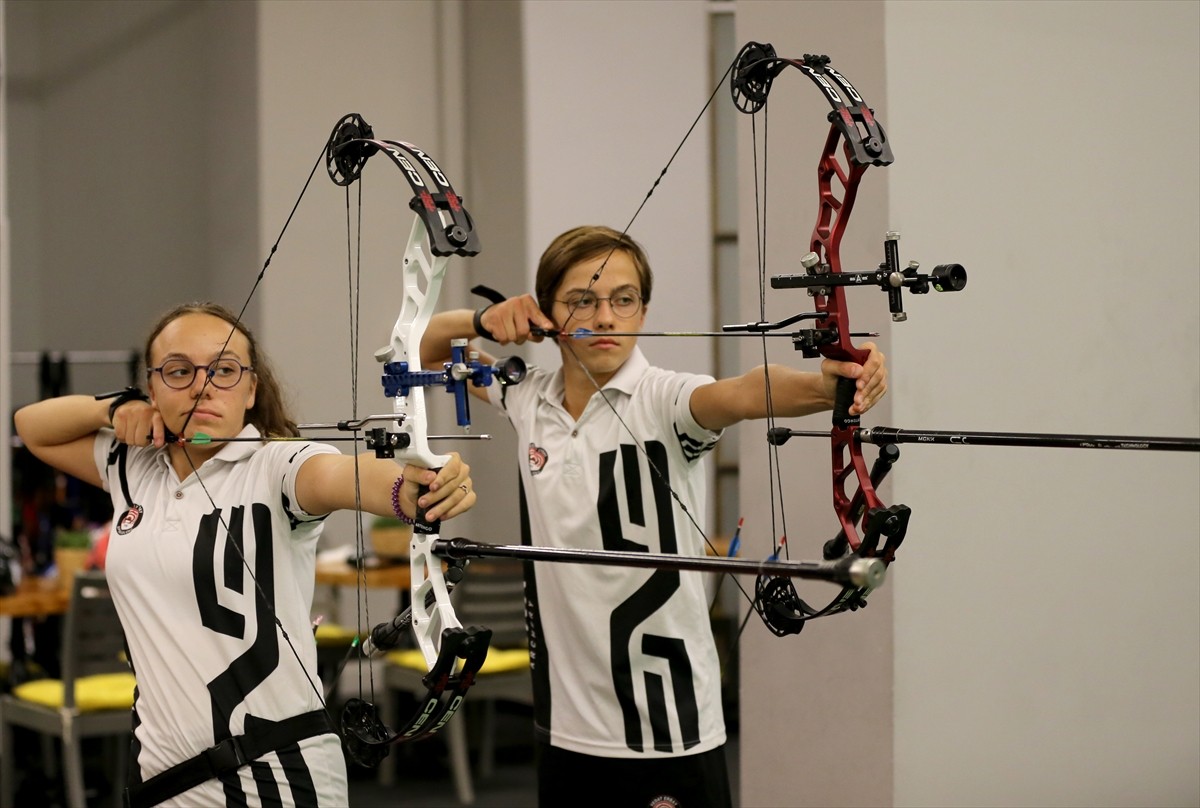 Antalya'da ayağındaki rahatsızlık nedeniyle hobi olarak okçuluğa başlayan Lara Günal ve kendisine...